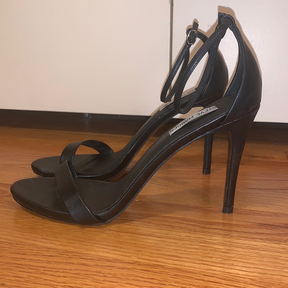 Steve Madden black strappy pumps